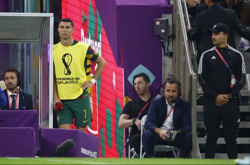 Ronaldo buồn bã bên đường pitch khi chỉ là cầu thủ dự bị trong một trận đấu lớn của `Bồ Đào Nha ảnh: Getty Images