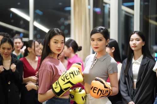 Điểm thú vị trong buổi tập là các thí sinh được trải nghiệm những dụng cụ từ mềm mại đến mạnh mẽ. Sau ruy băng và vợt cầu lông, 35 cô gái tạo dáng và biểu cảm mạnh mẽ với bao tay quyền anh. Trong ảnh là khoảnh khắc tạo dáng của Bé Quyên và Phương Thy.