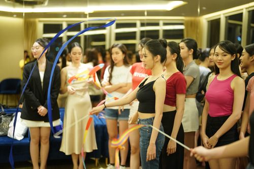Đây là lần đầu các thí sinh được làm quen với dụng cụ múa lụa. Các thí sinh bỡ ngỡ nhưng thích thú khi sử dụng dải ruy băng nhiều màu trong phần thi Người đẹp thể thao. 