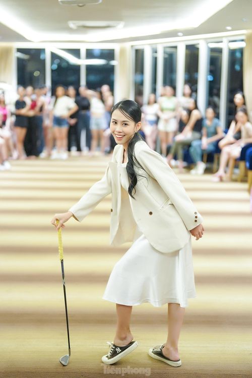 Lê Nguyễn Ngọc Hằng thả dáng với bộ môn golf. Cô là thí sinh có kinh nghiệm biểu diễn, từng vào top 5 Người đẹp biển, top 10 Miss World Vietnam 2022.