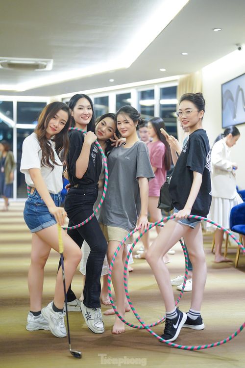 Thí sinh có những khoảnh khắc thân mật sau buổi tập. Các buổi huấn luyện đào tạo cùng chuyên gia thường kéo dài đến 22h đêm, bên cạnh những hoạt động bên lề buổi sáng. 