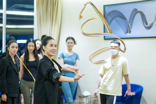 Phương Nhung với màn múa lụa đẹp mắt trong buổi đào tạo cùng đạo diễn catwalk Nguyễn Hưng Phúc.