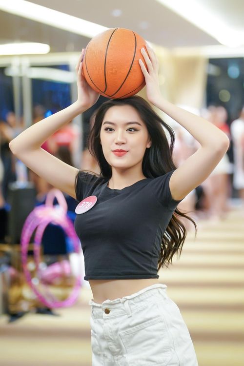 Thí sinh Phan Phương Oanh có nhiều cách tạo dáng lạ trước ống kính. Mái tóc xõa cùng crop top giúp cô gái 19 tuổi khoe eo thon, phong thái tự tin.