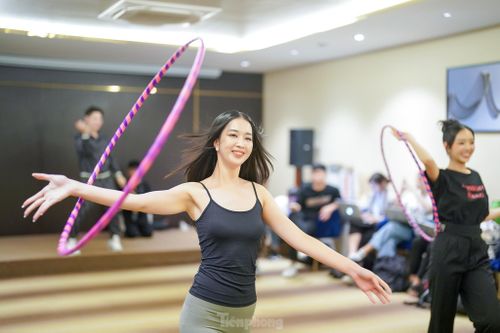Thí sinh Linh Thu diện áo hai dây trong buổi rèn luyện, tạo dáng uyển chuyển.