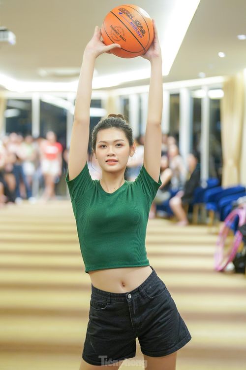 Thí sinh Lê Thị Hồng Điễm với màn khoe vòng eo nhỏ. Ở phần chụp bikini profile cho đêm chung kết, cô gái đến từ Tiền Giang nói cô không ăn kiêng để có vòng eo nhỏ. "Tôi tập luyện khá thường xuyên và chăm chỉ trước khi đến Hoa hậu Việt Nam nên vóc dáng ấn tượng", cô nói.