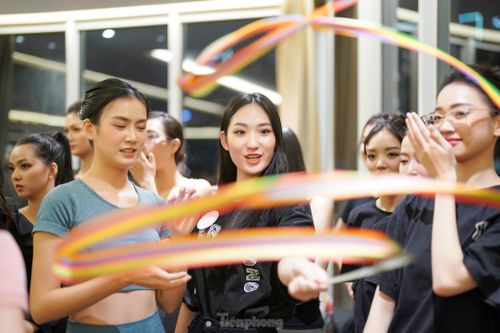 Các thí sinh thích thú khi được biểu diễn với dụng cụ thể thao. Ruy băng lụa yêu cầu thí sinh phải uyển chuyển trong từng động tác.