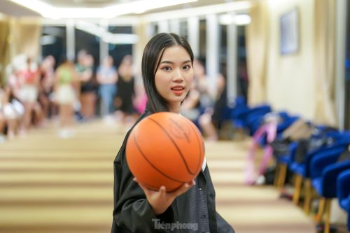 Hoàng Hương Giang với cách tạo dáng nhẹ nhàng trong buổi tập.