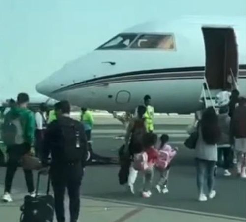 Ronaldo (áo xanh lá cây, đeo balo) rời Qatar cùng gia đình.