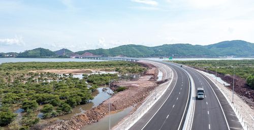 Con đường là minh chứng cho niềm tin, khát vọng phát triển, tinh thần đại đoàn kết, tinh thần trách nhiệm, vượt khó, ý chí vượt lên, tự lực, tự cường, tư duy đổi mới sáng tạo của các thế hệ lãnh đạo, nhân dân Quảng Ninh và nhà đầu tư, nhằm mục tiêu đưa Quảng Ninh phát triển nhanh hơn, toàn diện hơn, bền vững hơn, đóng góp tích cực vào sự phát triển chung của khu vực kinh tế trọng điểm Bắc Bộ và cả nước.