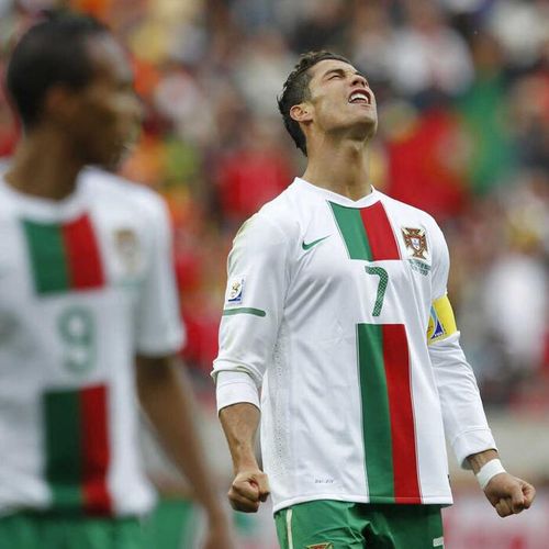 Lần đầu mang băng đội trưởng Bồ Đào Nha ở World Cup 2010, Ronaldo thi đấu tầm thường và đổ lỗi cho HLV trưởng.