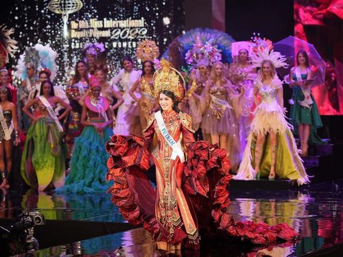 Phương Anh trong quốc phục "Hoa trạng nguyên" tại chung kết Miss Internation 2022.