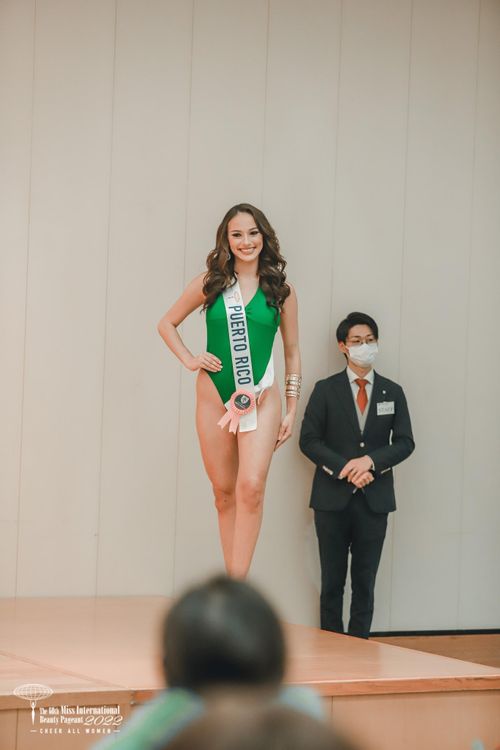 Đại diện Puerto Rico - Paola González Torres là một trong những ứng viên nổi bật của khu vực Mỹ Latinh. Cô là người mẫu, vận động viên bóng chuyền, vũ công. Người đẹp sở hữu mái tóc xù ấn tượng và nhan sắc khỏe khoắn, nóng bỏng đậm chất Latinh. Paola González Torres cũng được đánh giá là người đẹp giàu kinh nghiệm thi thố nhan sắc. Cô từng vào top 11 tại cuộc thi Hoa hậu Trái Đất Puerto Rico 2022. Đại diện gần nhất của Puerto Rico tại Hoa hậu Quốc tế 2019 là người đẹp Ivana Carolina Irizarry cũng đã vào top 15.