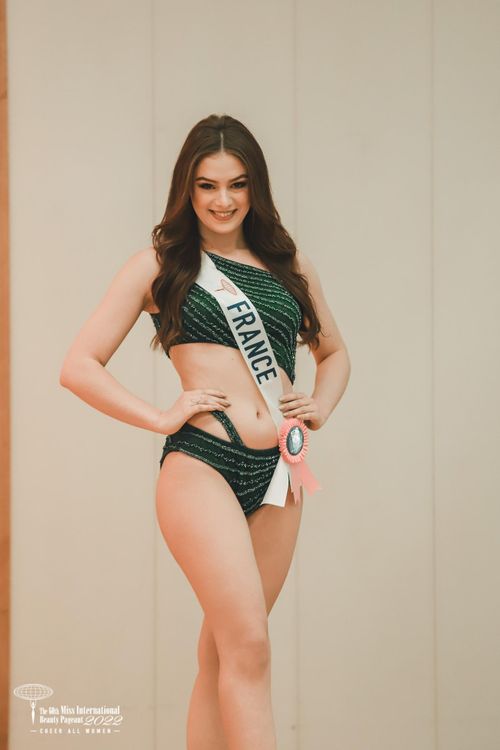 Người đẹp Pháp - Maya Albert, 23 tuổi là sinh viên chuyên ngành Tiếp thị kiêm người mẫu chuyên nghiệp. Cô là người mẫu ở quê nhà, có gương mặt đẹp hút hồn và kỹ năng trình diễn chuyên nghiệp. Pháp từng một lần đăng quang Hoa hậu Quốc tế vào năm 1976.