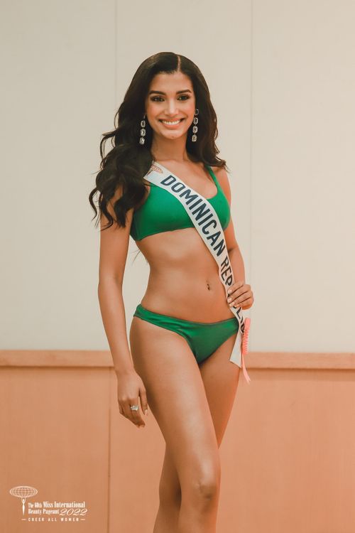 Đại diện Cộng hòa Dominica - Celine Santos Frias năm nay 22 tuổi, có chiều cao 1,81 m và đang là sinh viên luật. Cô từng giành danh hiệu Miss Duarte 2019. Người đẹp sau đó đại diện cho thành phố Duarte tham dự cuộc thi Miss Dominican Republic 2019 và vào top 6. Celine Santos Frias tiếp tục giành danh hiệu Miss Intercontinental Dominican Republic 2019 và đại diện cho quốc gia tham dự cuộc thi Miss Intercontinental 2019 và vào top 20. Với kinh nghiệm thi sắc đẹp ấn tượng, Celine Santos Frias được đánh giá là ứng viên sáng giá cho chiếc vương miện Hoa hậu Quốc tế 2022.