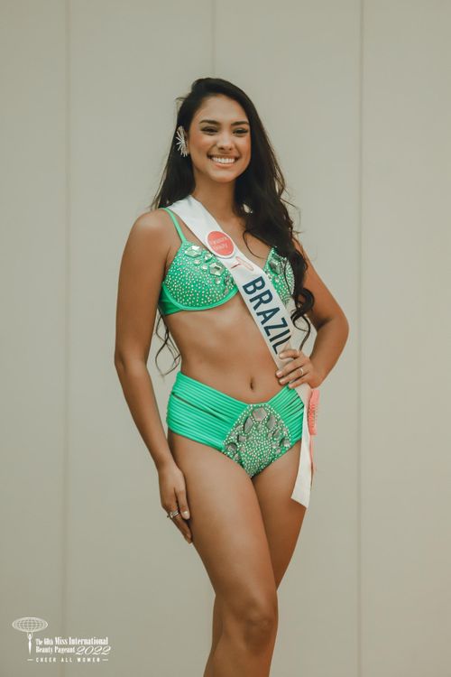 Người đẹp Brazil - Isabella Olivera cũng đang là ứng viên được yêu thích tại Hoa hậu Quốc tế 2022. Cô 24 tuổi, là người mẫu với vẻ đẹp cá tính, quyến rũ và làn da nâu khỏe mạnh. Người đẹp cũng đang là một nữ nhà báo ở quê nhà.