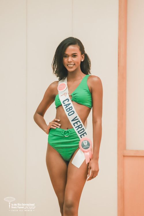 Đại diện Cabo Verde - Stephany Amado đang được đánh giá là ứng cử viên sáng giá nhất của khu vực châu Phi tại cuộc thi năm nay. Stephany Amado 23 tuổi, có vẻ đẹp gợi cảm, khỏe khoắn. Cô là người mẫu ở quê nhà, có thể nói thông thạo tiếng Bồ Đào Nha và tiếng Anh. Đây là lần đầu tiên Cabo Verde cử đại diện tham dự Hoa hậu Quốc tế. Stephany Amado được cho là có nhiều khả năng gây bất ngờ trong đêm chung kết.