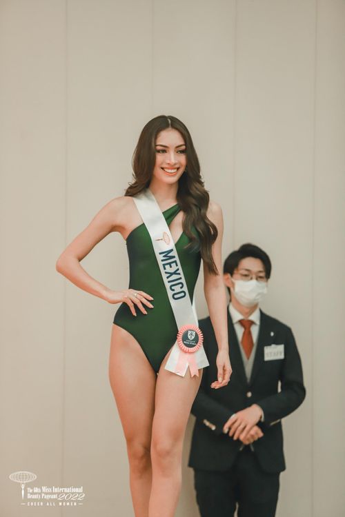 Đại diện Mexico - Yuridia Durán sinh năm 1998, gây ấn tượng với vẻ đẹp sắc sảo, nóng bỏng. Yuridia Durán từng theo học Đại học Nayarit với mong muốn trở thành một bác sĩ. Năm 2018, Yuridia Durán giành được giải thưởng cao nhất một cuộc thi sắc đẹp được tổ chức tại bang Nayarit. Năm 2020, cô tiếp tục giành chiến thắng tại cuộc thi Mexicana Universal Internacional. Một năm sau, cô được trao cơ hội đại diện Mexico tại Hoa hậu Quốc tế 2022.