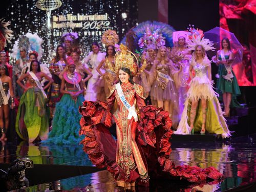 Á hậu Phương Anh trình diễn trên sân khấu đêm chung kết Hoa hậu Quốc tế 2022.