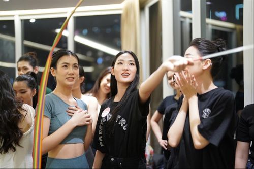 Buổi tập với ruy băng, khăn lụa đem lại nhiều trải nghiệm thú vị cho thí sinh.Ảnh: PHẠM NGUYỄN