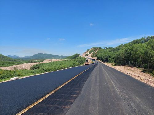 Nhà thầu hoàn thành thảm nhựa dự án Cam Lộ - La Sơn