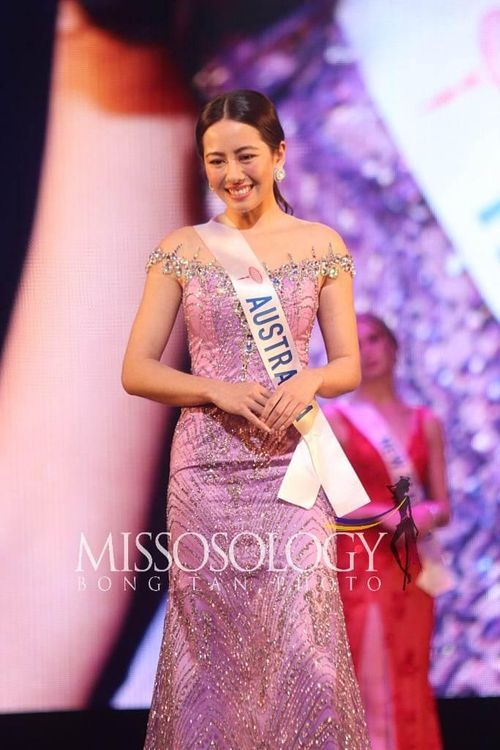 Stephany Amado (Cabo Verde) dừng chân ở vị trí Á hậu 1. Cô mặc mẫu váy dạ hội màu xanh. Trong khi đó, nhiều người đẹp khác gây ấn tượng khi diện thiết kế tông vàng, đỏ... 