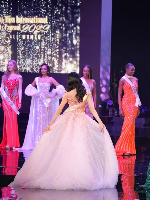 Miss International (Hoa hậu Quốc tế) lần thứ 60 được tổ chức tại Nhật Bản từ cuối tháng 11. Đến ngày 13/12, chung kết Miss International 2022 diễn ra lúc 12h (giờ Việt Nam). Sau vòng thi trang phục dân tộc, các thí sinh trình diễn đầm dạ hội. Phương Anh mặc thiết kế của NTK Lê Thanh Hòa. Chia sẻ với Zing, stylist Louis Huy Đặng cho biết anh ấn tượng với mẫu đầm khi các chi tiết được làm tỉ mỉ. 