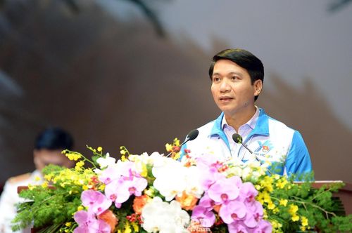 Anh Nguyễn Ngọc Lương - Bí thư thường trực Ban Chấp hành T.Ư Đoàn khóa XI trình bày dự thảo Chương trình Đại hội Đại biểu toàn quốc Đoàn TNCS Hồ Chí Minh lần thứ XII.