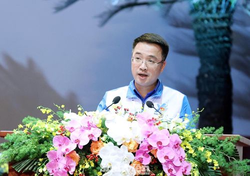 Anh Nguyễn Tường Lâm - Bí thư T.Ư Đoàn khóa XI thay mặt Đoàn Chủ tịch trình bày tóm tắt Báo cáo việc sửa đổi, bổ sung Điều lệ Đoàn.