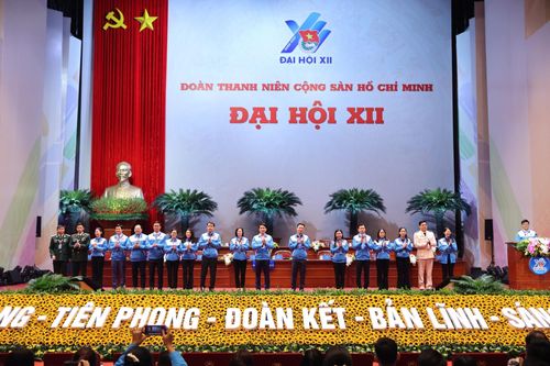 Đại hội tiến hành bầu Đoàn Chủ tịch, Đoàn Thư ký Đại hội, thông qua chương trình Đại hội.