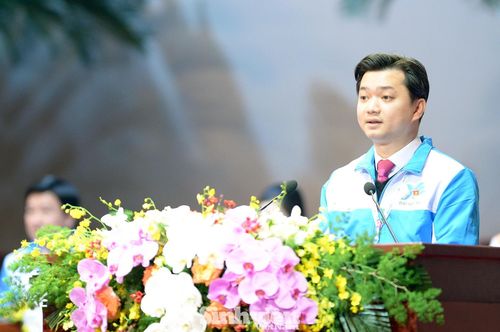 Anh Nguyễn Minh Triết - Bí thư T.Ư Đoàn khóa XI, trình bày tóm tắt dự thảo Báo cáo chính trị của Ban Chấp hành T.Ư Đoàn nhiệm kỳ XI trình Đại hội.