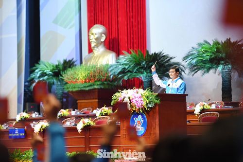Các Đại biểu, biểu quyết thông qua Đoàn Chủ tịch của Đại hội.