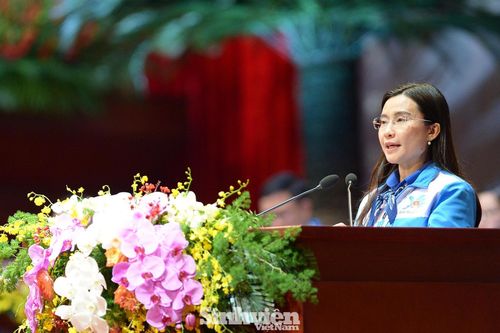 Chị Nguyễn Phạm Duy Trang - Bí thư T.Ư Đoàn khóa XI điều hành nội dung bầu Ban Thẩm tra tư cách đại biểu. Đại hội biểu quyết thông qua số lượng và danh sách Ban Thẩm tra tư cách đại biểu, gồm 21 đồng chí.