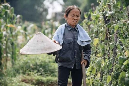 Khoảnh khắc ghi lại, 2 mẹ con bà Tân đã diện trang phục truyền thống của người Mông, đứng chụp ảnh lưu niệm tại một thác nước. Họ cũng nở nụ cười cực tươi khi hướng về phía ống kính máy ảnh.