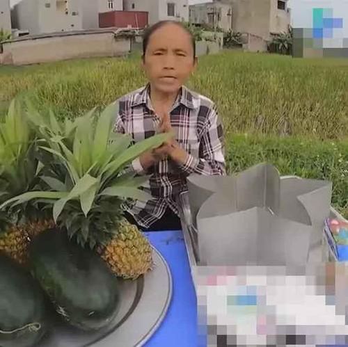 Theo lời Bà Tân Vlog chia sẻ bản thân thấy da mình nhăn và xấu khi so sánh với những người bạn đồng niên do việc làm nông vất vả: "Ước gì cô trẻ ra được 3 - 4 tuổi và vứt được hết lớp nhăn nheo này là vui rồi".