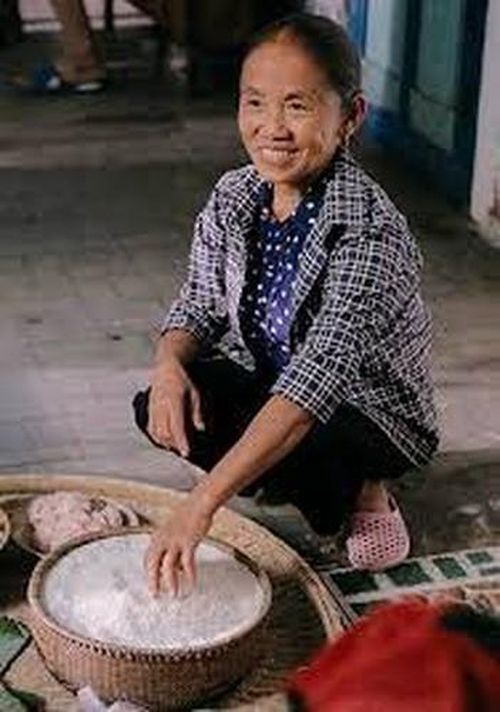 Ngoài những video triệu view, bà còn gây ấn tượng nhờ ngoại hình nhỏ bé, cách nói chuyện thật thà, giản dị.