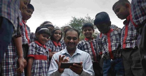 Thầy Manoj Panchal vui vẻ giới thiệu “số” cho học sinh. Ảnh: Krystelle Dsouza, Thebetterindia.