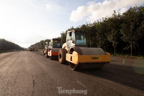 Điểm cuối giao với tuyến đường cao tốc TPHCM - Long Thành - Dầu Giây, đoạn thuộc huyện Thống Nhất, tỉnh Đồng Nai.