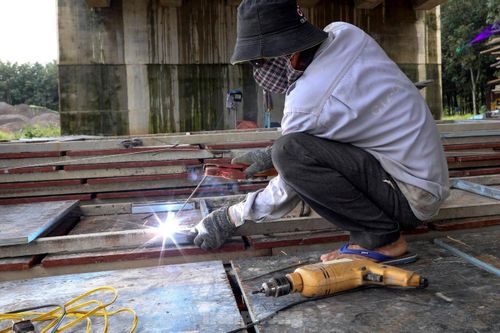 Một công nhân đang làm việc trên công trường dự án cao tốc Dầu Giây - Phan Thiết.
