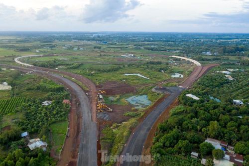 Cuối tuyến cao tốc này là nút giao cao tốc Dầu Giây - Phan Thiết với cao tốc Long Thành - Dầu Giây đoạn qua địa phận huyện Thống Nhất, tỉnh Đồng Nai vẫn còn là nền đất.