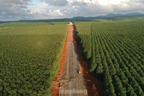 Vài tuần gần đây, thời tiết thất thường, liên tục mưa lớn gây khó khăn cho thi công. Hiện tại, nhiều nhà thầu phải bố trí tất cả đơn vị thi công trên tuyến tăng ca, tăng kíp để đảm bảo đúng tiến độ như đã cam kết.