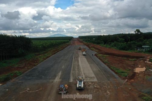 Dự án cao tốc Phan Thiết - Dầu Giây dài 99km, nối Đồng Nai và Bình Thuận, khởi công tháng 9/2020 với tổng vốn đầu tư hơn 12.500 tỷ đồng, quy mô 6 làn xe.