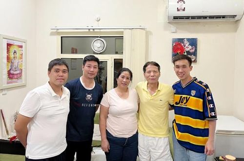 Các phóng viên chụp ảnh kỷ niệm với gia đình a Tuấn, chị Hạnh.