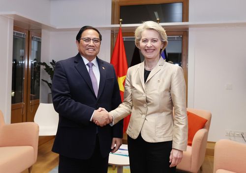 Thủ tướng Phạm Minh Chính gặp Chủ tịch Ủy ban châu Âu Ursula von der Leyen. Ảnh: TTXVN