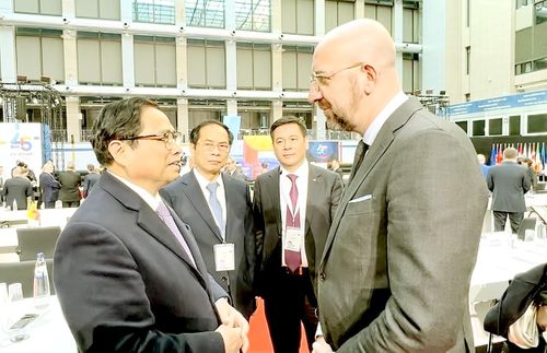 Thủ tướng Phạm Minh Chính gặp Chủ tịch Hội đồng châu Âu Charles Michel. Ảnh: TTXVN