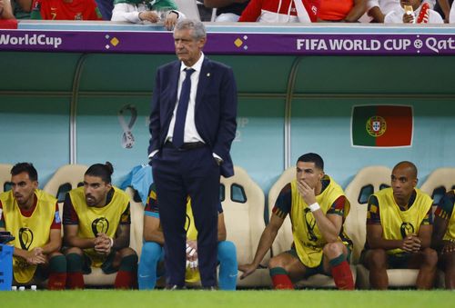 HLV Fernando Santos (giữa). Ảnh: REUTERS
