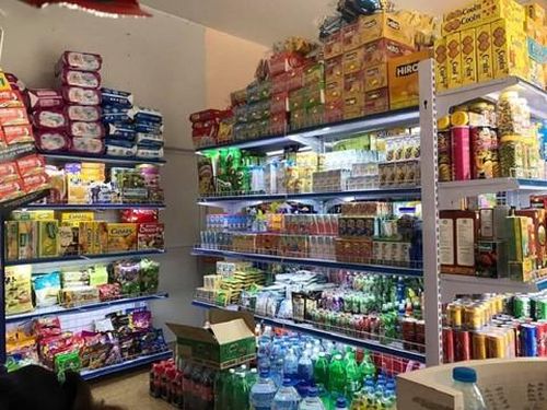 Các quầy tạp hóa thường trưng bày rất bắt mắt