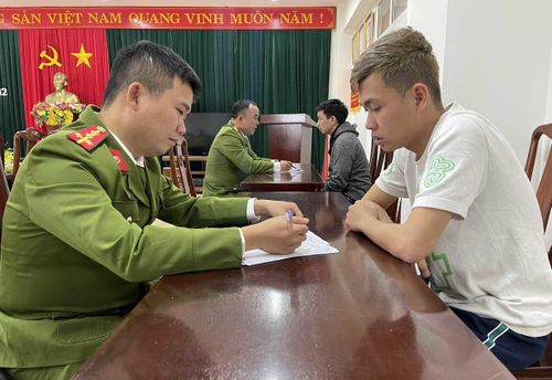 Cảnh sát làm việc với Hoàng Lê Nhất Thắng. Ảnh: CSTTH.