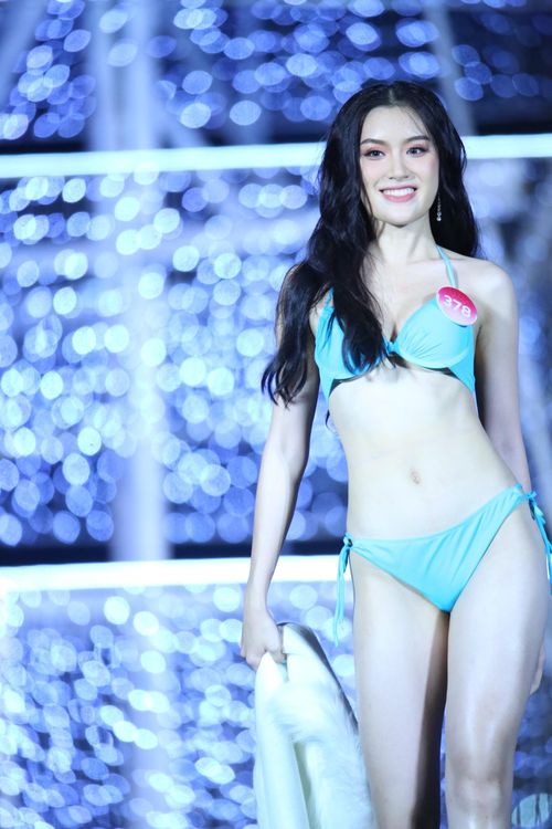 Vốn gây dấu ấn từ màn trình diễn bikini ở đêm chung khảo, Phan Phương Oanh tiếp tục mang lại phần thi sôi động, năng lượng với những bước đi chắc chắn. Cô có chiều cao 1,72 m và số đo hiện tại là 81-60-88.