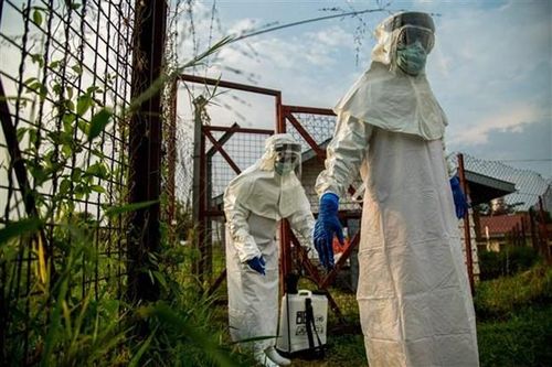 Nhân viên y tế làm việc tại khu vực điều trị cho bệnh nhân nhiễm Ebola tại Bundibugyo (Uganda). (Ảnh: AFP/TTXVN)