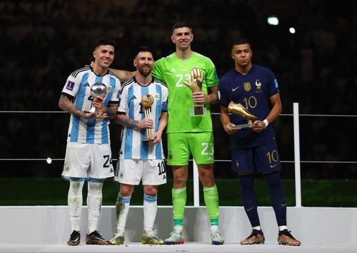 Người gác đền của Argentina nhận giải thưởng thủ môn xuất sắc World Cup 2022. Ảnh: Reuters.